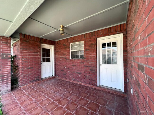 Building Photo - 4612 W Maple Ave