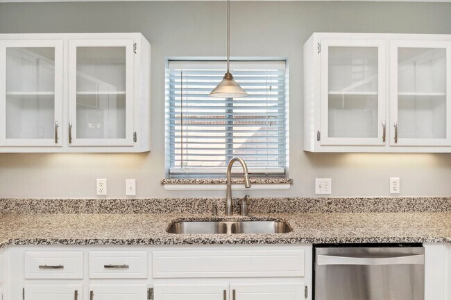 Building Photo - Updated 3BR in Bluewater Bay!!