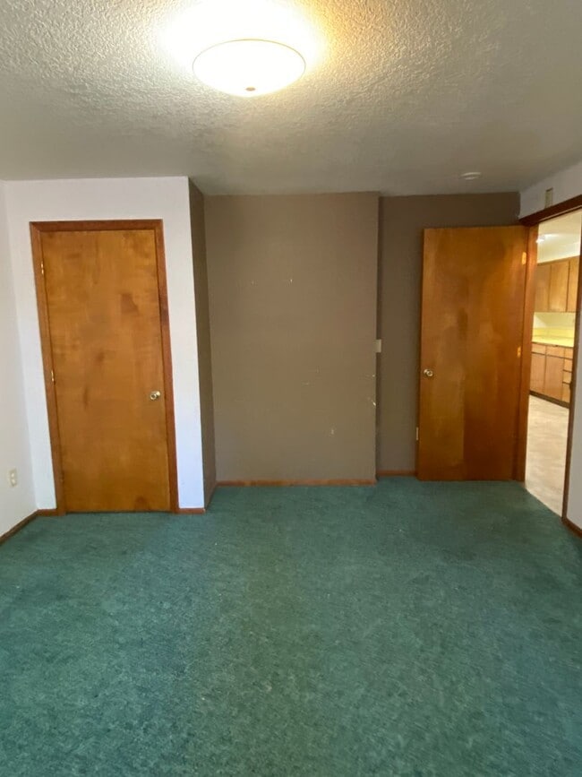 Building Photo - Location Location Location! 4 Bedroom Clos...
