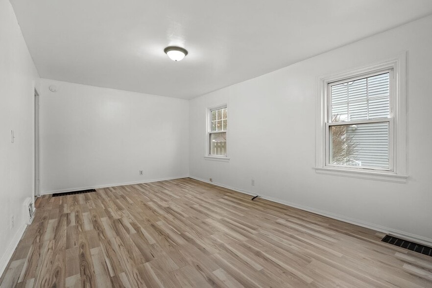 Building Photo - 423 Cornell Dr