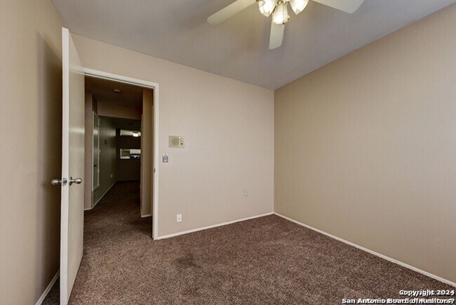 Building Photo - Charming Home Awaits: Spacious & Modern Living in a Prime Location