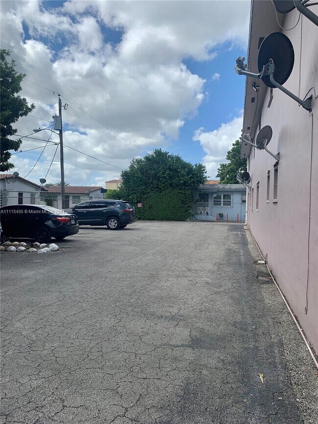 Building Photo - 1250 W 26th Pl