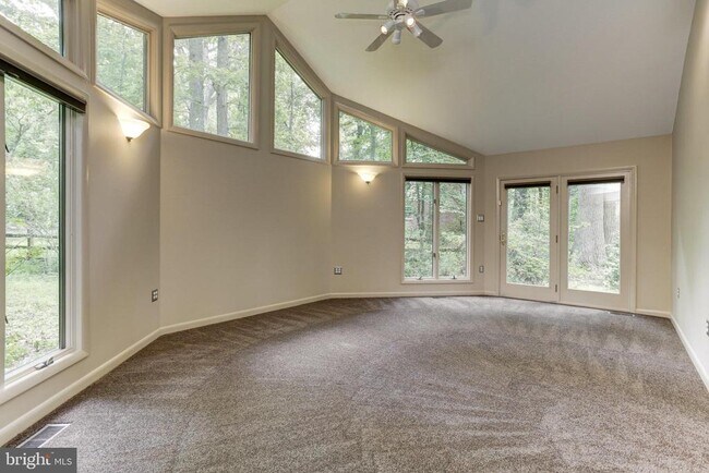 Building Photo - 10373 Currycomb Ct
