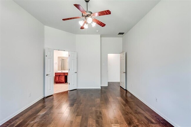 Building Photo - 15220 Fernhill Dr