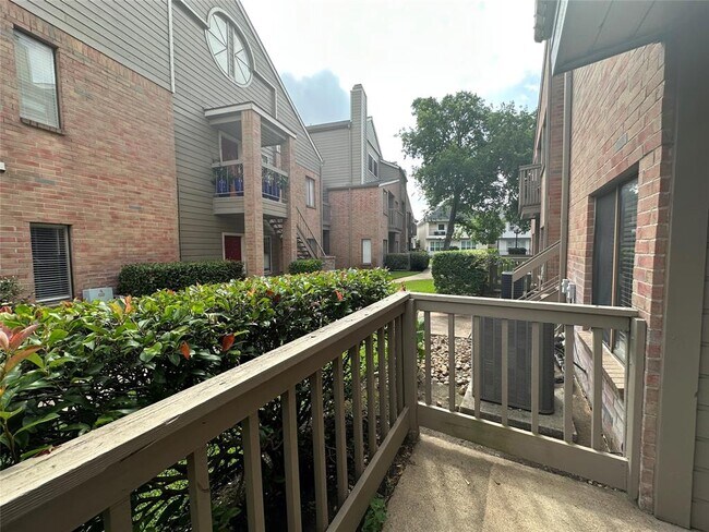 Building Photo - 2023 Gentryside Dr