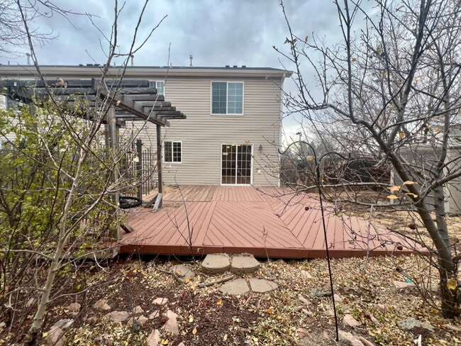 Building Photo - 3 Bedroom Townhome