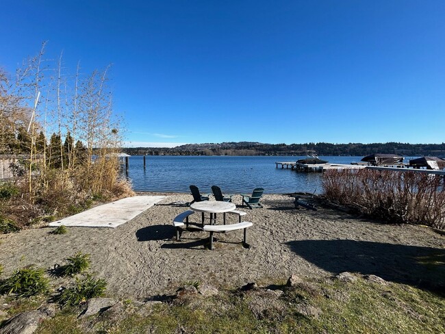 Building Photo - Mercer Island House