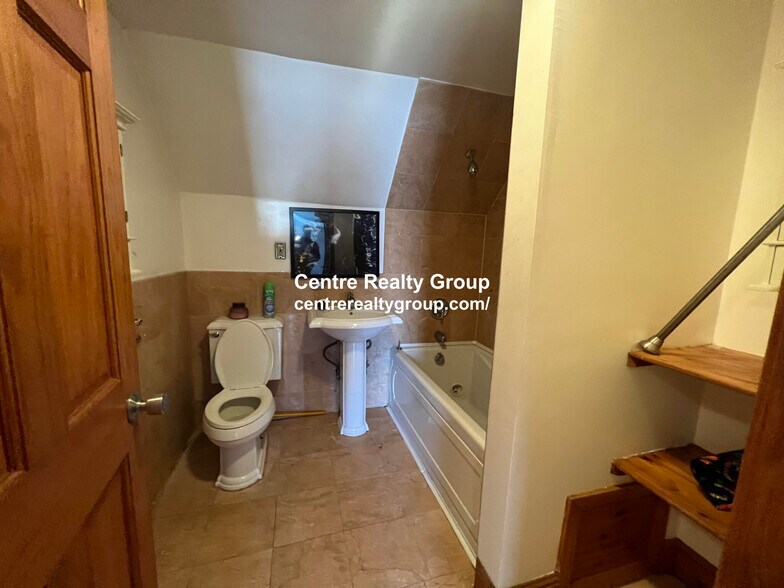 Building Photo - 7 Gayland St