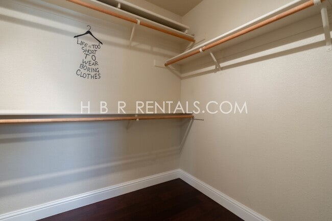 Building Photo - 422 Meyenberg Ave