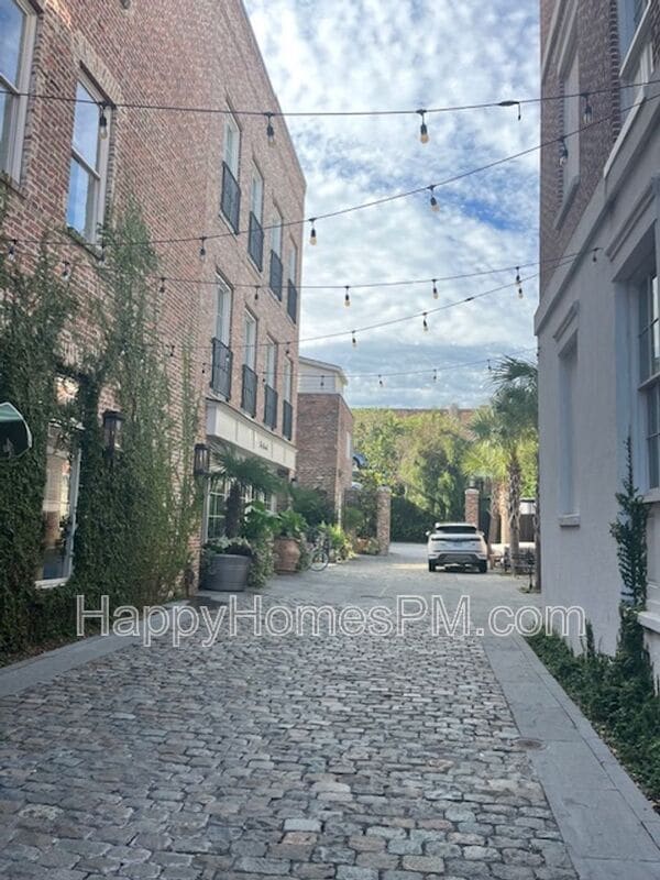 Building Photo - 338 King St