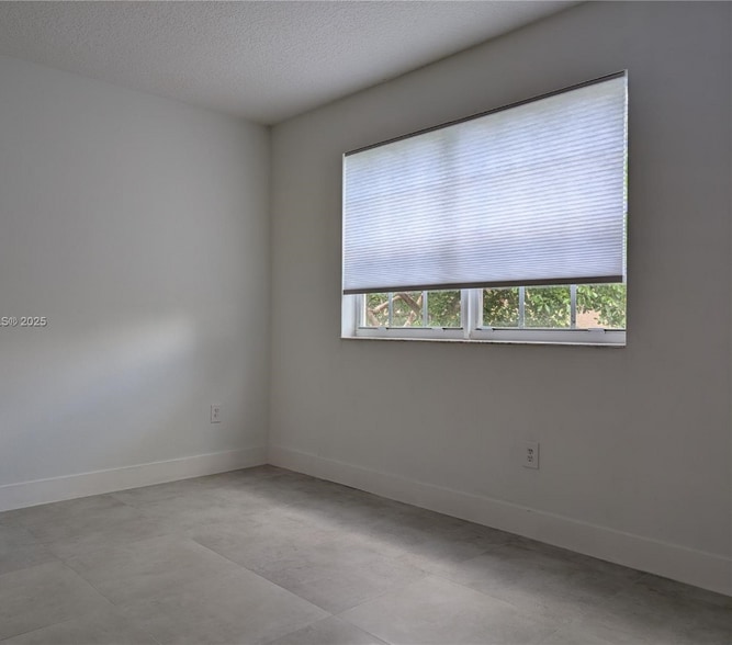 Building Photo - 140 SW 117th Ave