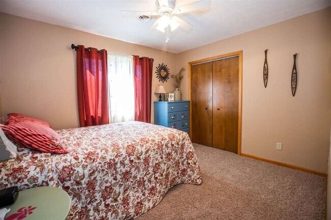 Building Photo - MINUTES FROM OGDEN GATE! LARGE BACKYARD!