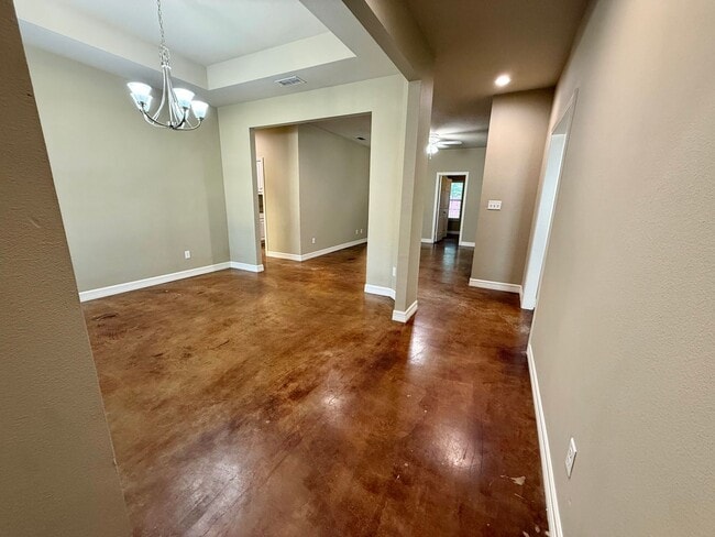 Building Photo - Elegant 4-bed/2-bath plus Garage!