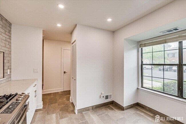 Building Photo - 369 Bromley Pl