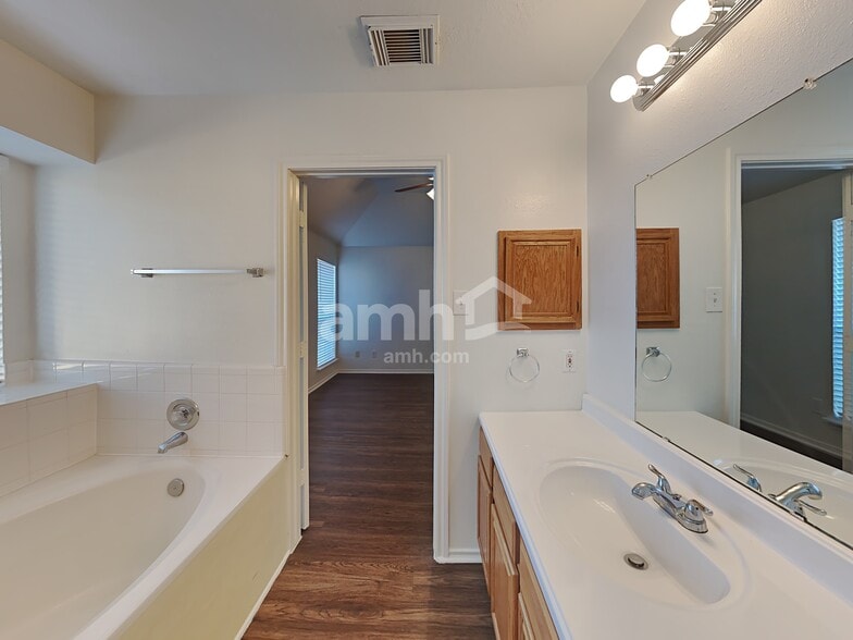 Building Photo - 1103 Lochmoor Ln