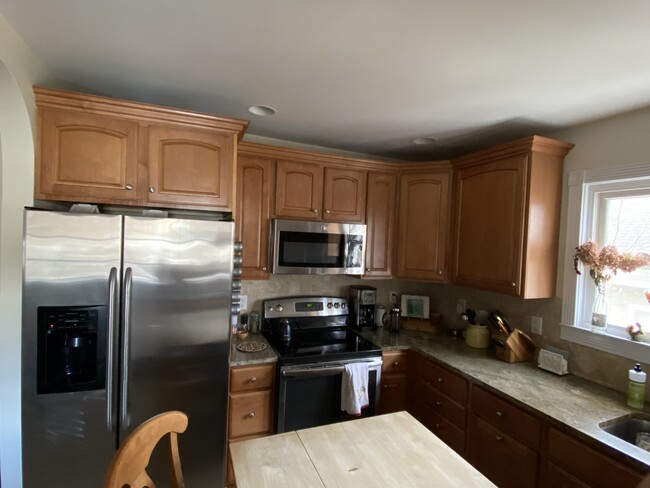 Gourmet kitchen - 381 Bedford Rd