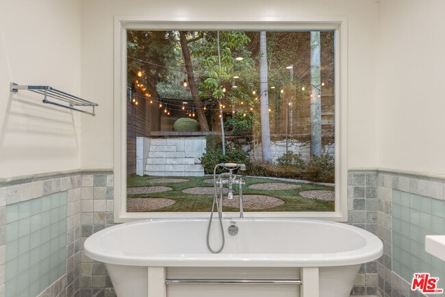 Building Photo - 7473 Mulholland Dr