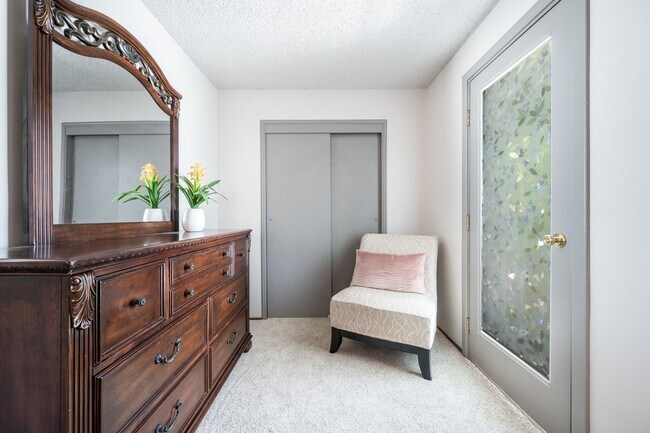 Building Photo - Westside 2BD Duplex