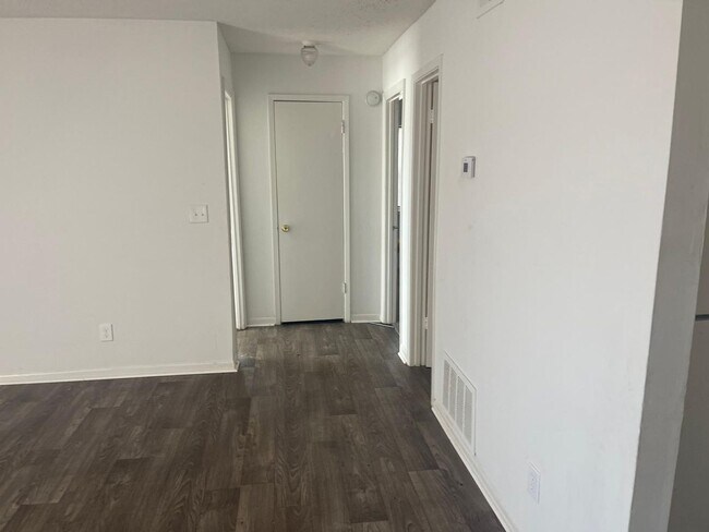 Building Photo - Modern 2-Bed, 1-Bath Oasis with Central Ai...
