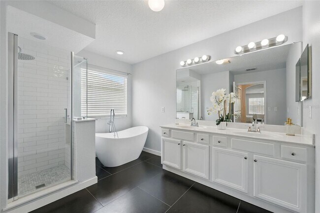 Building Photo - 4 Bedroom 2.5 Bath Two Story Hunters Creek...