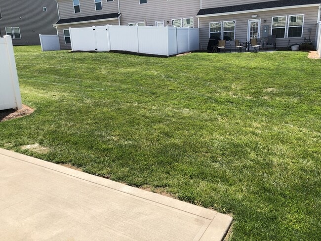 Building Photo - Beautiful End Unit Townhome in the McCarle...