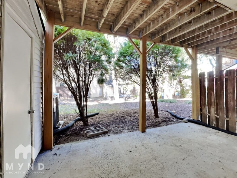 Building Photo - 404 Wedgewood Way