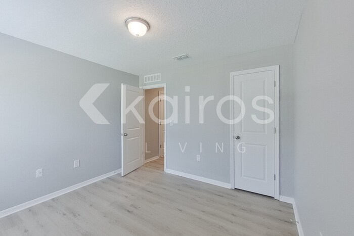 Building Photo - 8833 N Vienna Dr