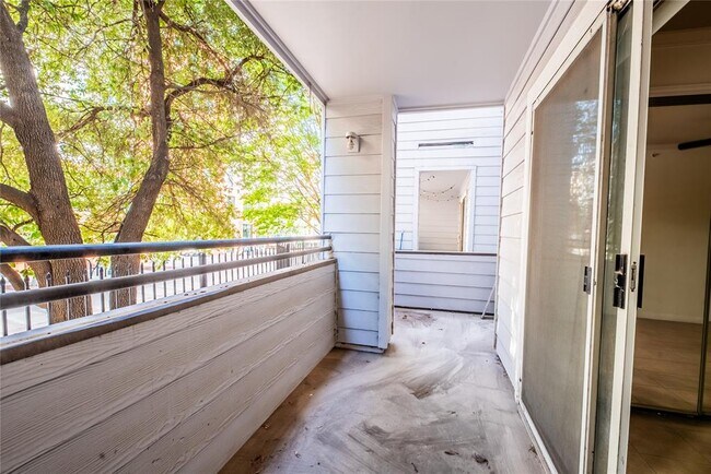 Building Photo - 501 W 26th St