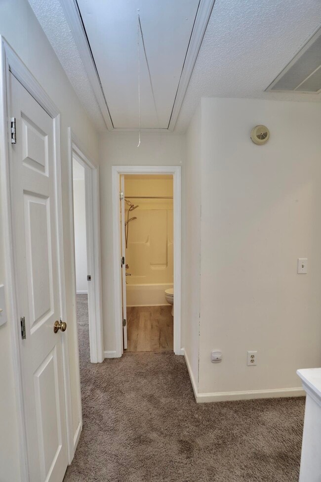 Building Photo - 21 N Trace Ct