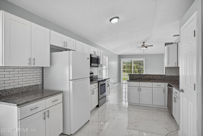 Building Photo - 490 Hillside Dr