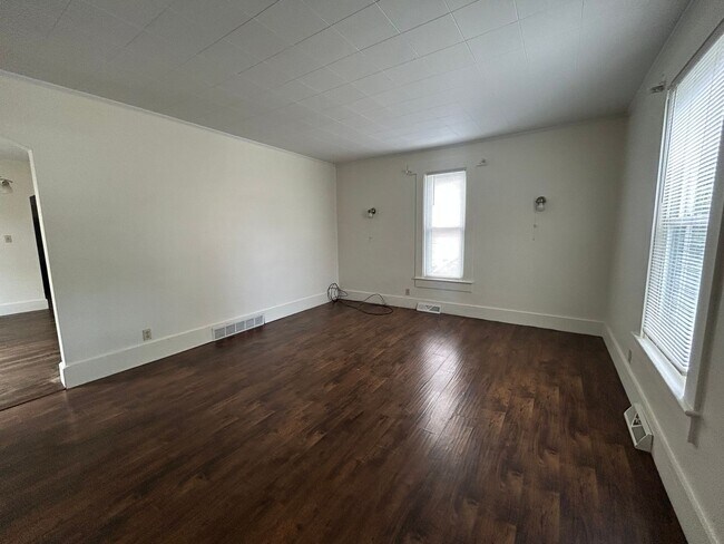 Building Photo - Single Family Home with Spacious Back Yard