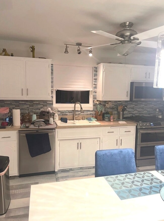 Building Photo - 7825 Banks St