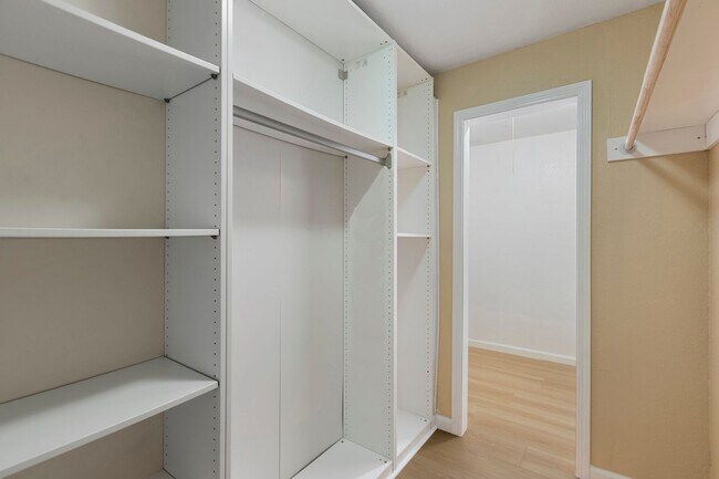 Building Photo - Exquisitely Updated, No Carpet 1bd/1ba in ...