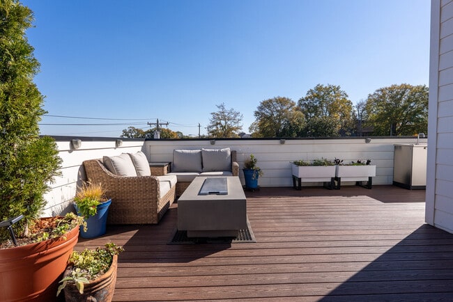 Building Photo - Bradshaw Commons