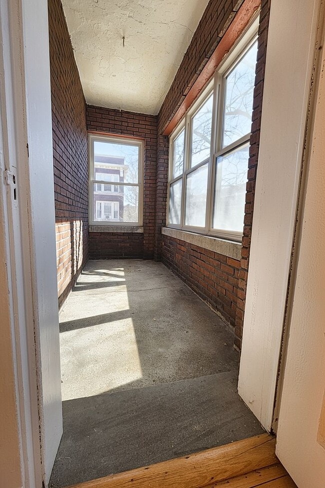 Building Photo - Large 3-bed/1-bath Apartment in the Heart of Rogers Park!