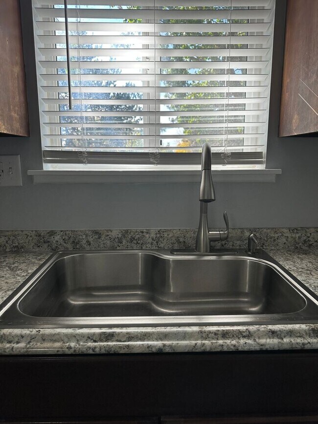 Building Photo - Updated 2-Bedroom 1 Bathroom Near Whitewat...