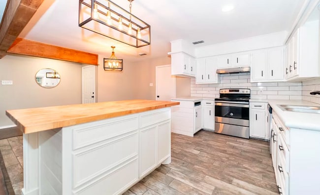 Building Photo - Bright, updated home!