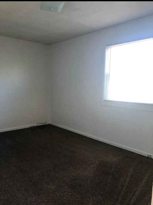Building Photo - 2 Bedroom Ranch