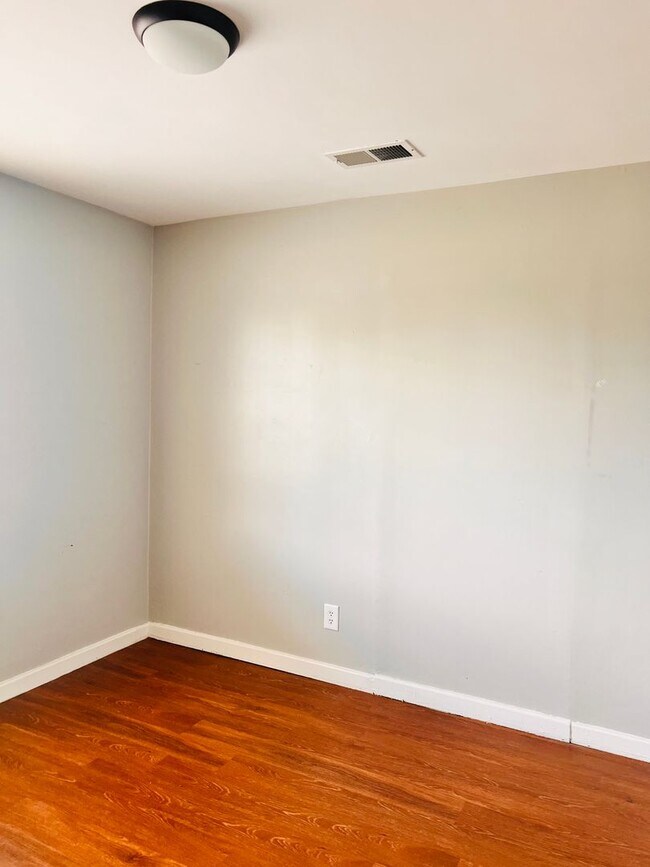Building Photo - 2 Bedroom, 1 Bath in West Columbia