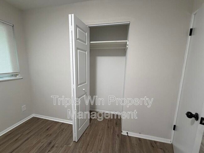 Building Photo - 10805 Landseer Dr
