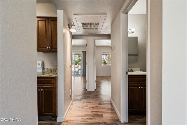 Building Photo - 1346 E Mountain View Rd