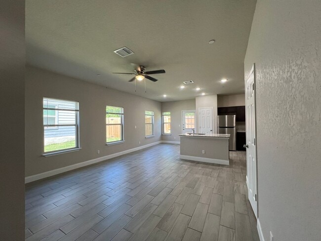 Building Photo - 3-bedroom, 2.5-bathroom townhome in Live Oak!
