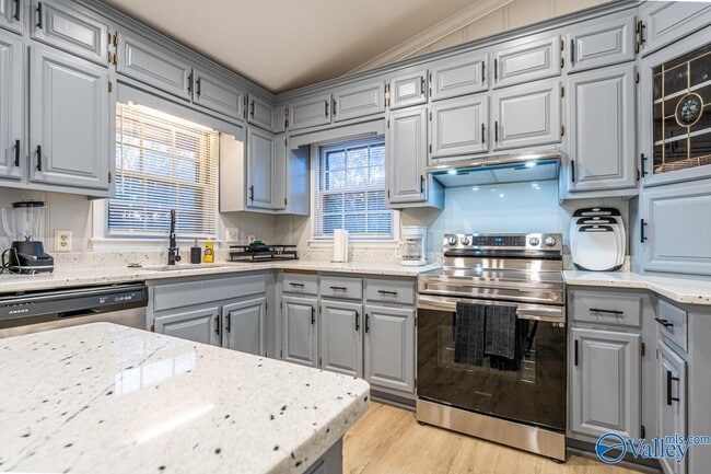 Building Photo - 702 Chambers Dr NE