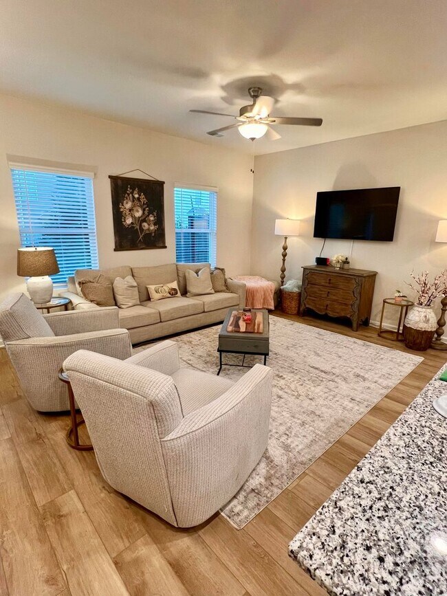 Building Photo - 1 MONTH FREE! 3 Bedroom Townhome in Oakwood!