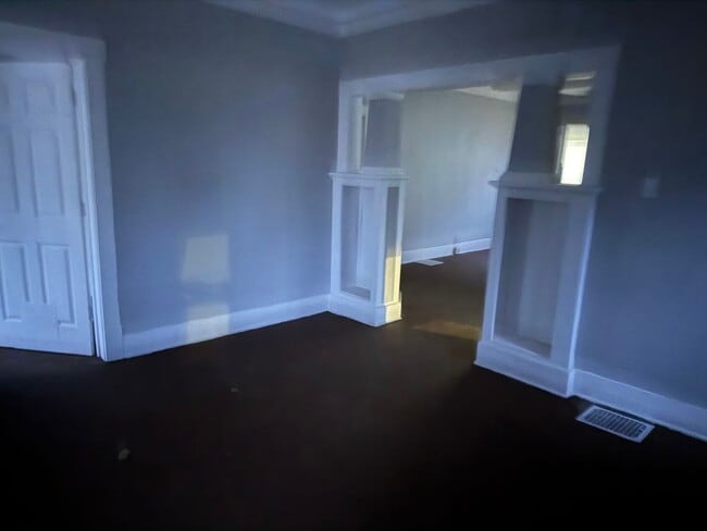 Building Photo - Cozy 2 BR/1 BA with fireplace/full basement!