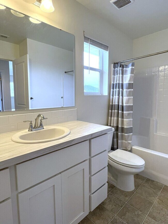 Building Photo - Welcome to this charming 3 bed 2.5 bath ho...