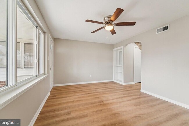 Building Photo - 7926 Bank St