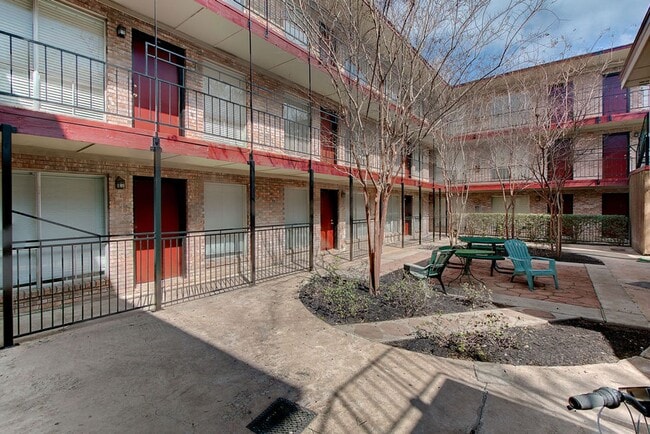 Building Photo - WASHER / DRYER, WOOD FLOORS OPEN LIVING LAYOUT !!