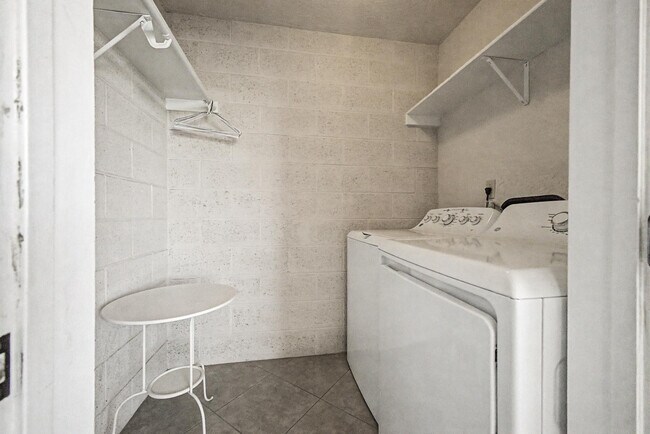 Building Photo - 4200 N Miller Rd