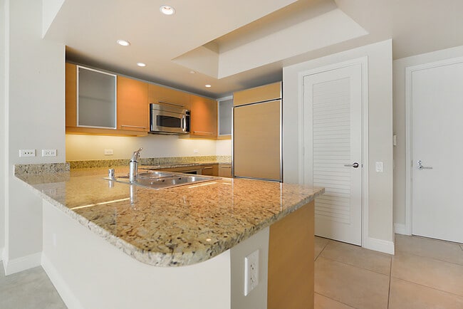 Building Photo - Turnberry Towers 2105W-Stunning City Views...